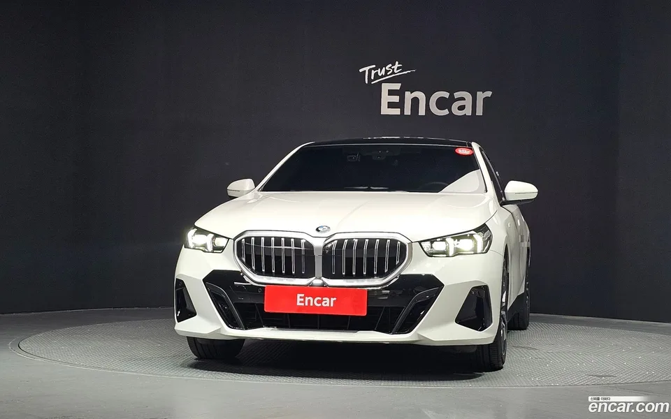 BMW 5 Series 520i M 2023 — thumbnail 3