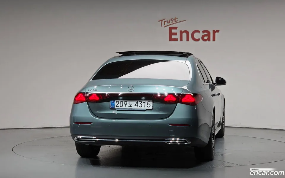 Mercedes-Benz E-Class E200 2025 — thumbnail 4