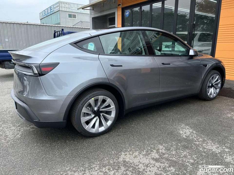 Tesla Model Y AWD 2025 — thumbnail 2