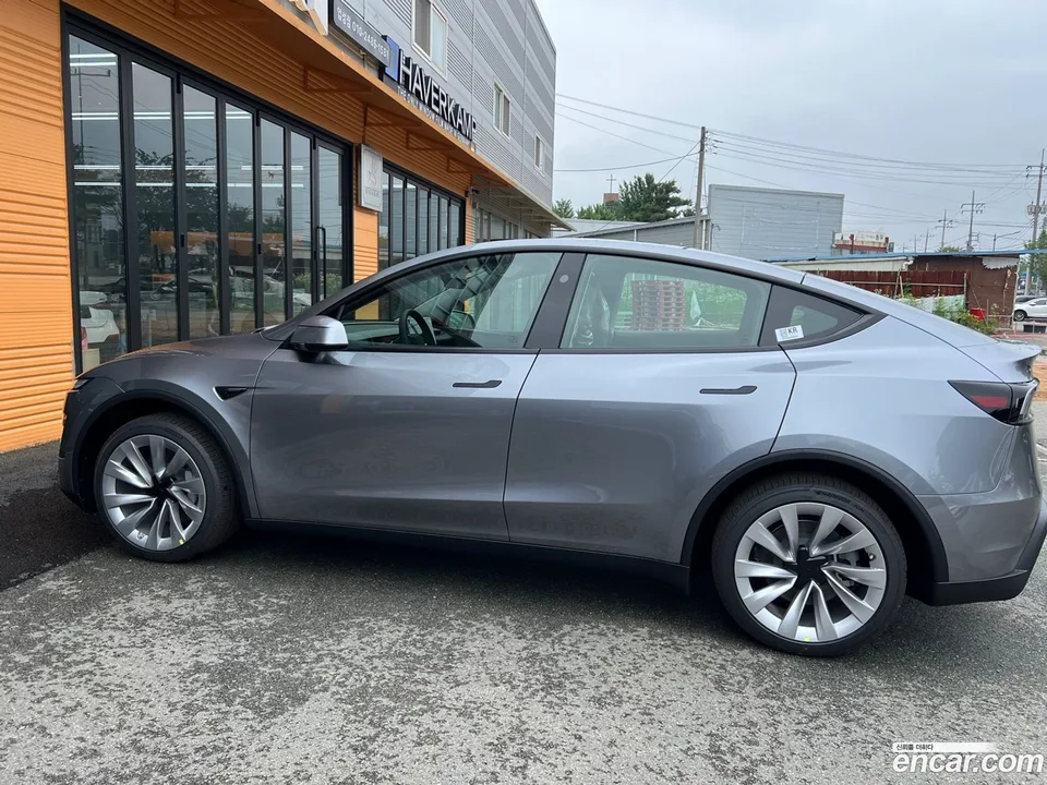 Tesla Model Y AWD 2025 — thumbnail 3