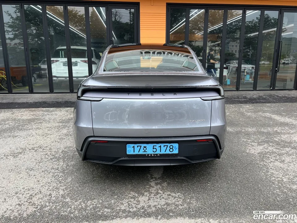 Tesla Model Y AWD 2025 — thumbnail 4