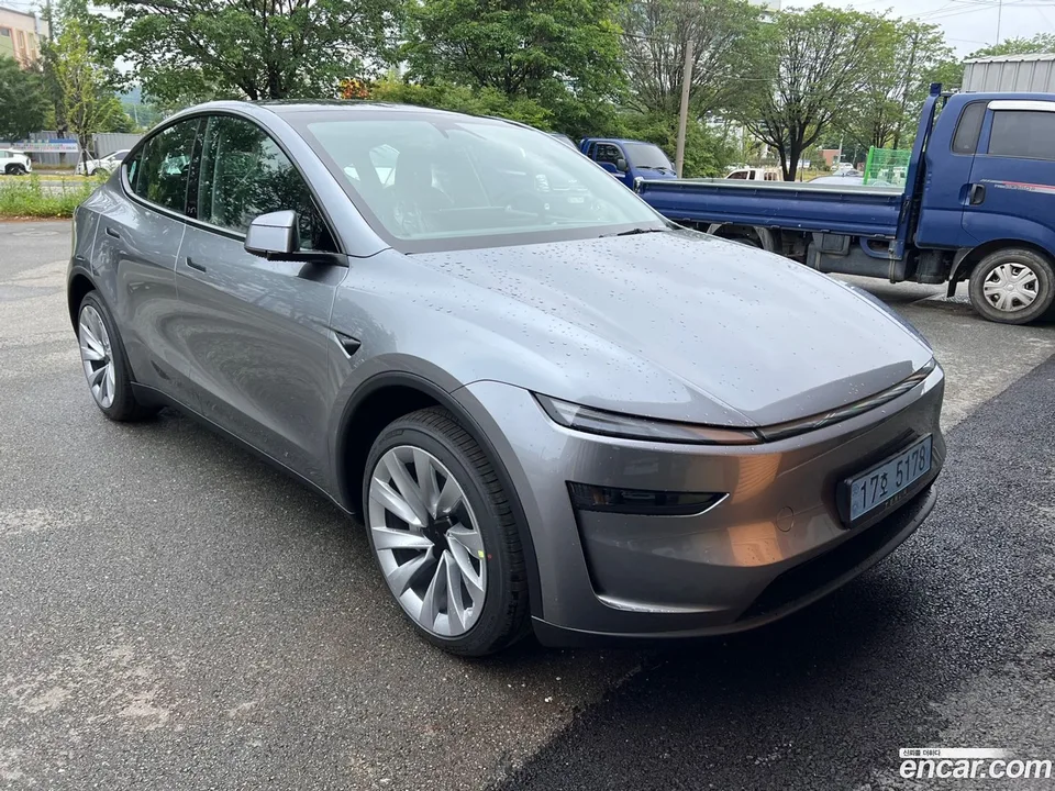 Tesla Model Y AWD 2025 — photo 1, buy with delivery to Moscow