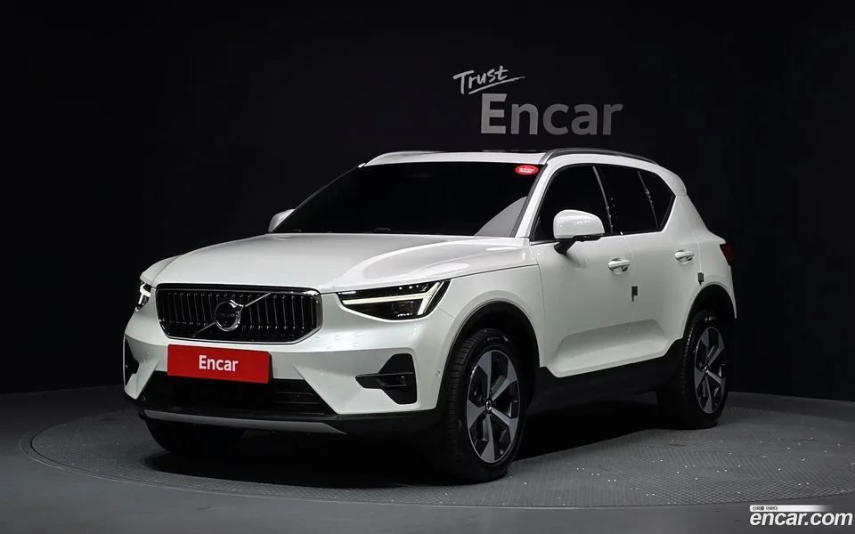 Volvo XC40 B4 2024 — photo 1, buy with delivery to Moscow