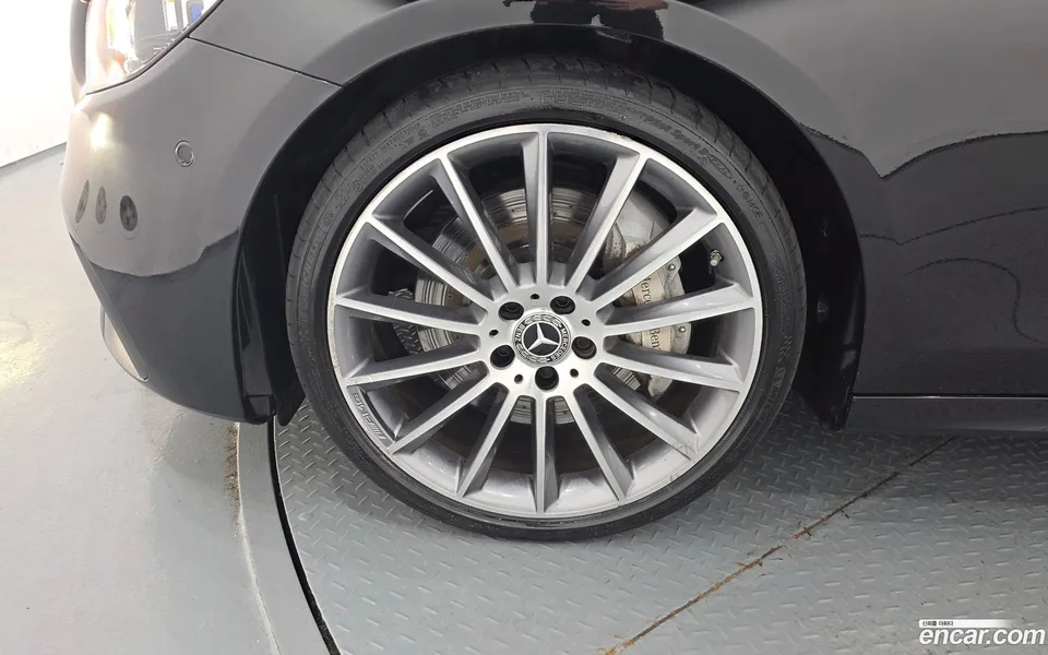 Mercedes-Benz E-Class E350 4MATIC AMG Line 2022 — thumbnail 2