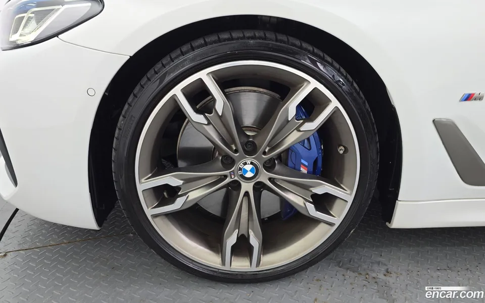 BMW 5 Series M550i xDrive 2022 — thumbnail 2
