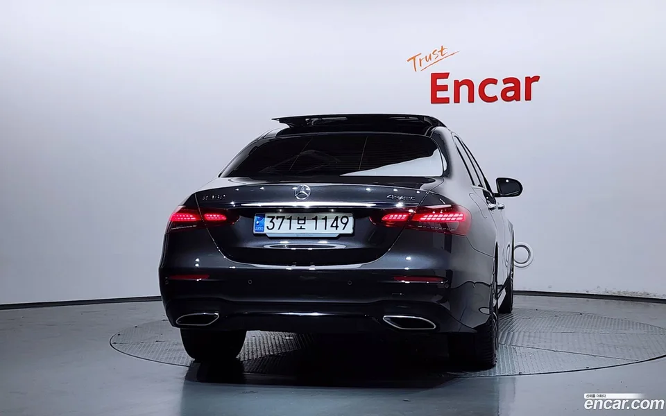 Mercedes-Benz E-Class E350 4MATIC AMG Line 2023 — thumbnail 4