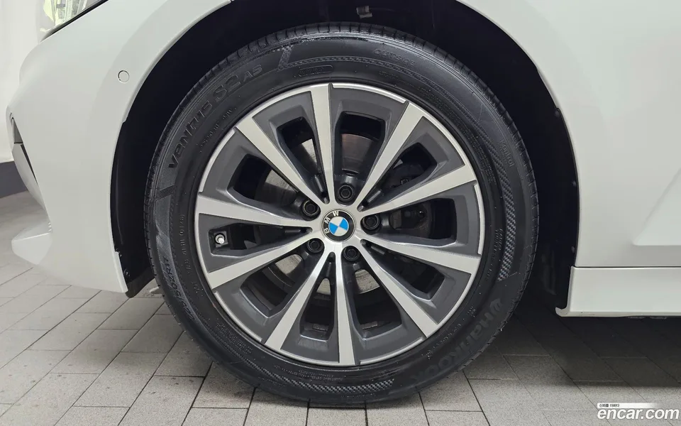 BMW 3 Series 320d 2023 — thumbnail 2