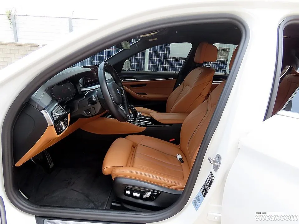 BMW 5 Series 520i M 2023 — thumbnail 2