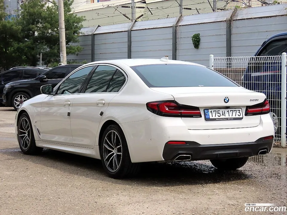 BMW 5 Series 520i M 2023 — thumbnail 3