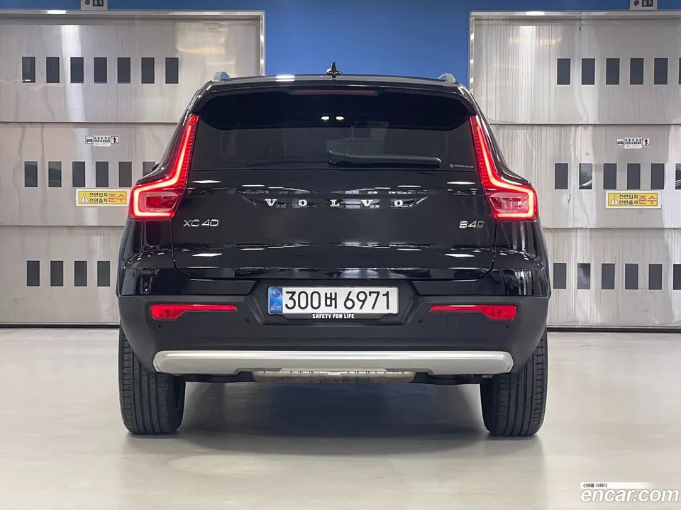 Volvo XC40 B4 2025 — thumbnail 4