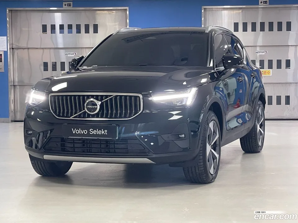 Volvo XC40 B4 2025 — photo 1, buy with delivery to Moscow