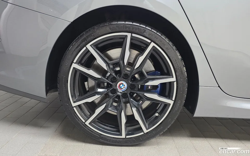 BMW 8 Series M850i xDrive 2023 — миниатюра 5