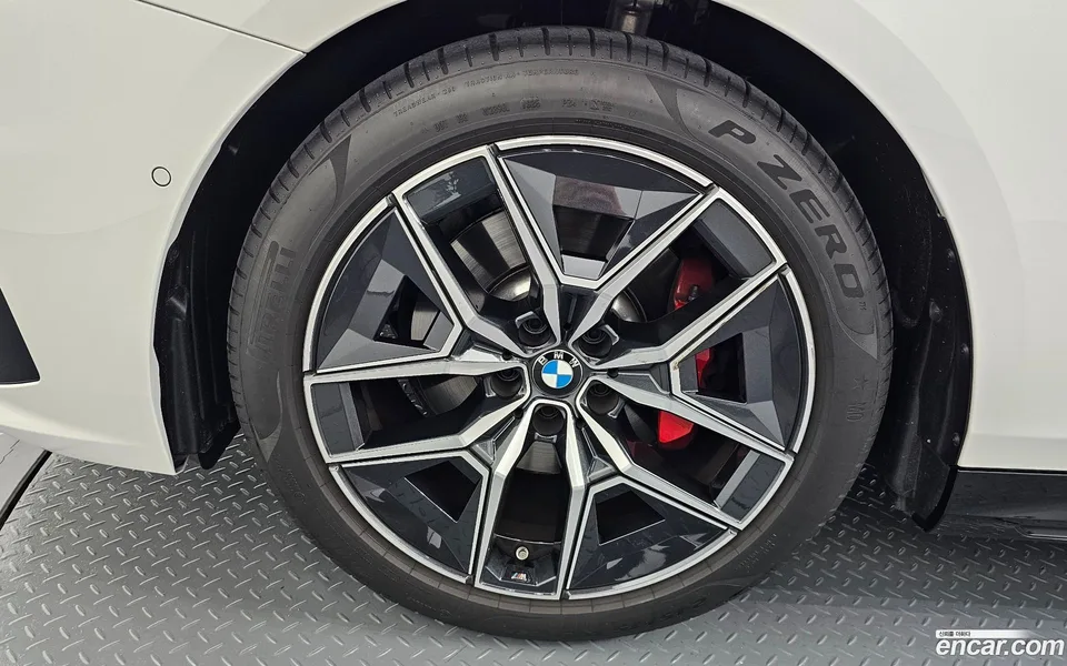 BMW 5 Series 520i 2025 — thumbnail 2