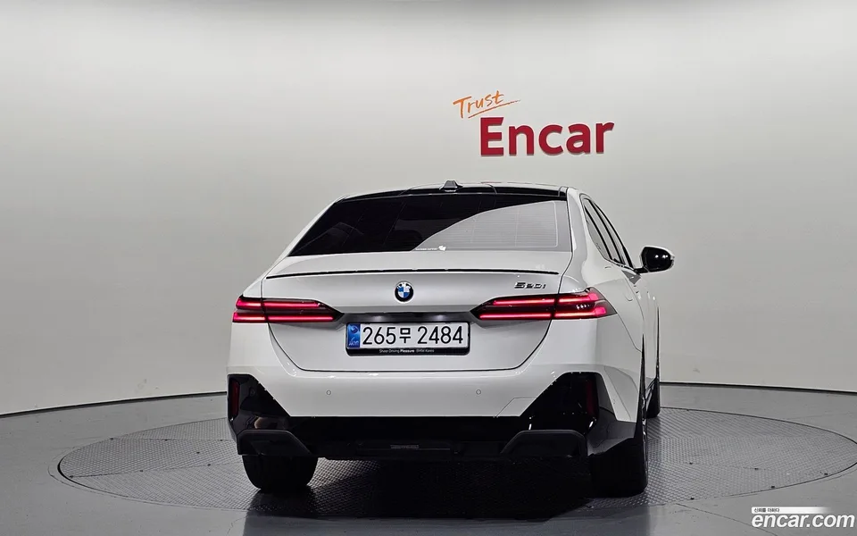 BMW 5 Series 520i 2025 — thumbnail 4