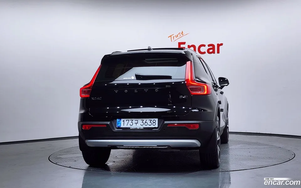 Volvo XC40 B4 2025 — thumbnail 4