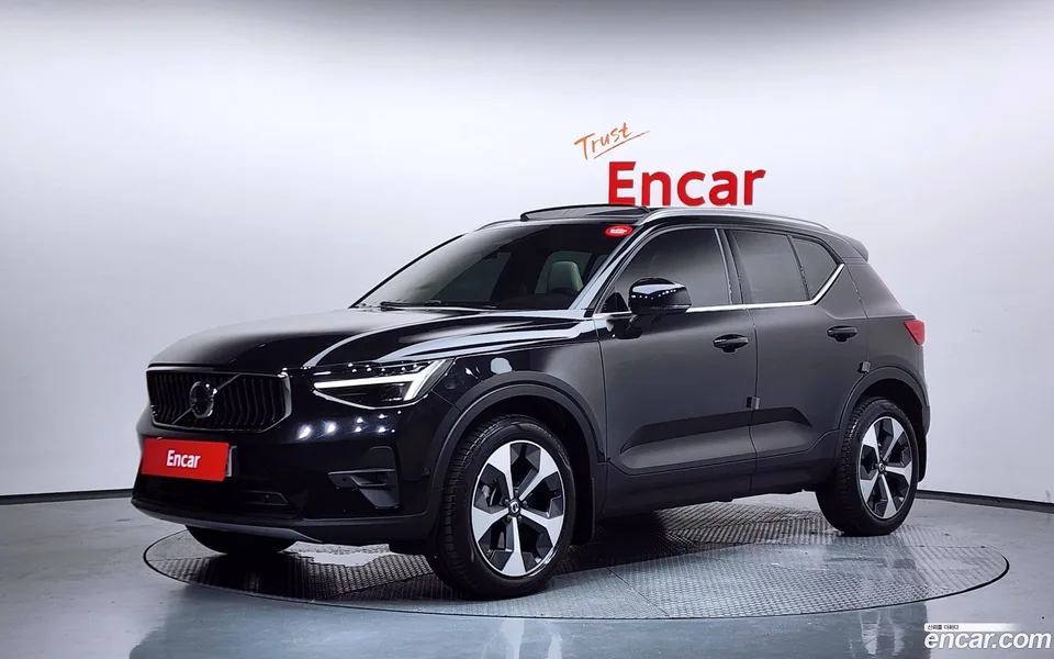 Volvo XC40 B4 2025 — photo 1, buy with delivery to Moscow
