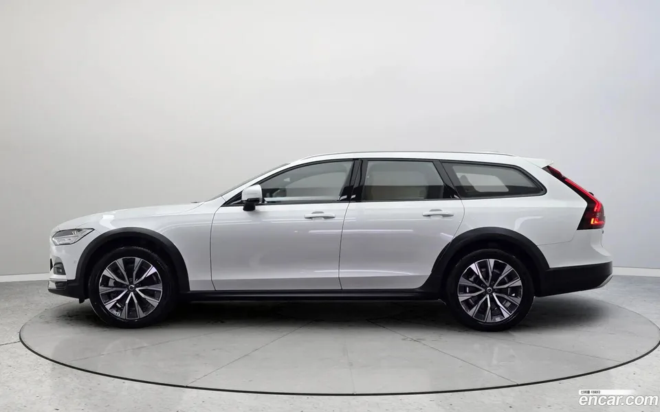 Volvo V90 Cross Country B5 AWD 2025 — thumbnail 3
