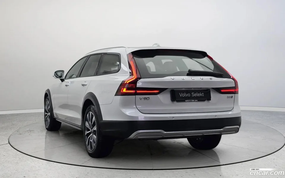 Volvo V90 Cross Country B5 AWD 2025 — thumbnail 4
