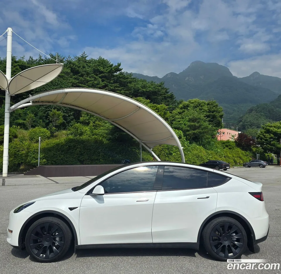 Tesla Model Y AWD 2023 — thumbnail 2