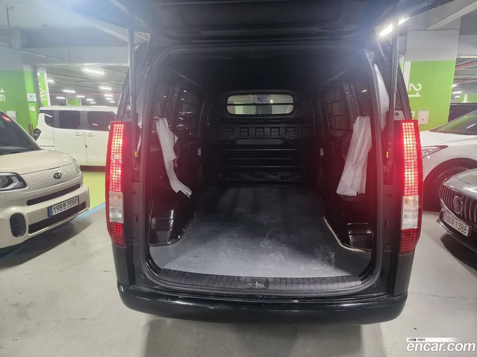 Hyundai Staria L3.5 3 2023 — thumbnail 4