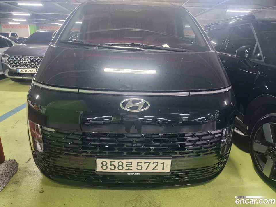 Hyundai Staria L3.5 3 2023 — photo 1, buy with delivery to Moscow