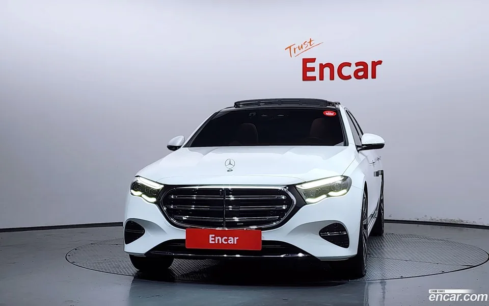Mercedes-Benz E-Class E300 4MATIC 2024 — thumbnail 3