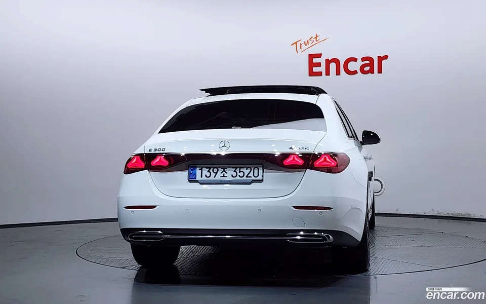 Mercedes-Benz E-Class E300 4MATIC 2024 — thumbnail 4
