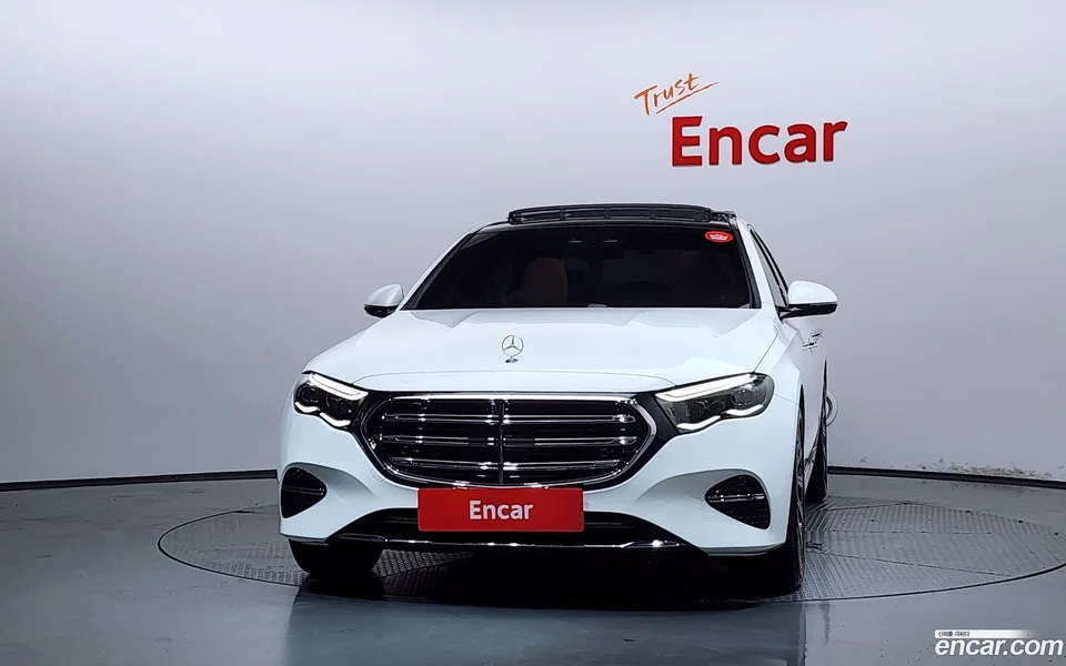 Mercedes-Benz E-Class E300 4MATIC 2025 — thumbnail 3
