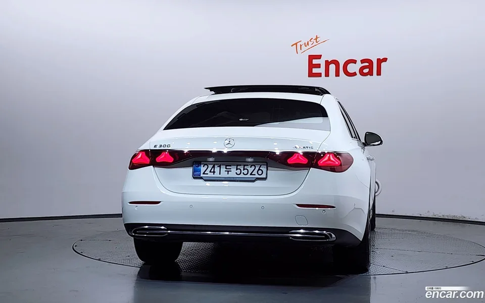 Mercedes-Benz E-Class E300 4MATIC 2025 — thumbnail 4