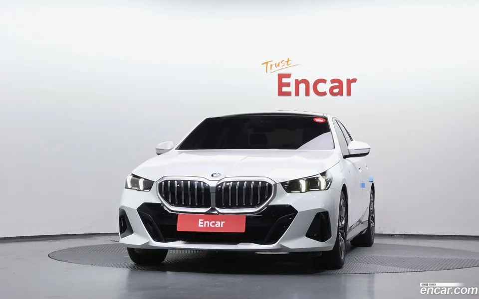 BMW 5 Series 520i M 2024 — thumbnail 3
