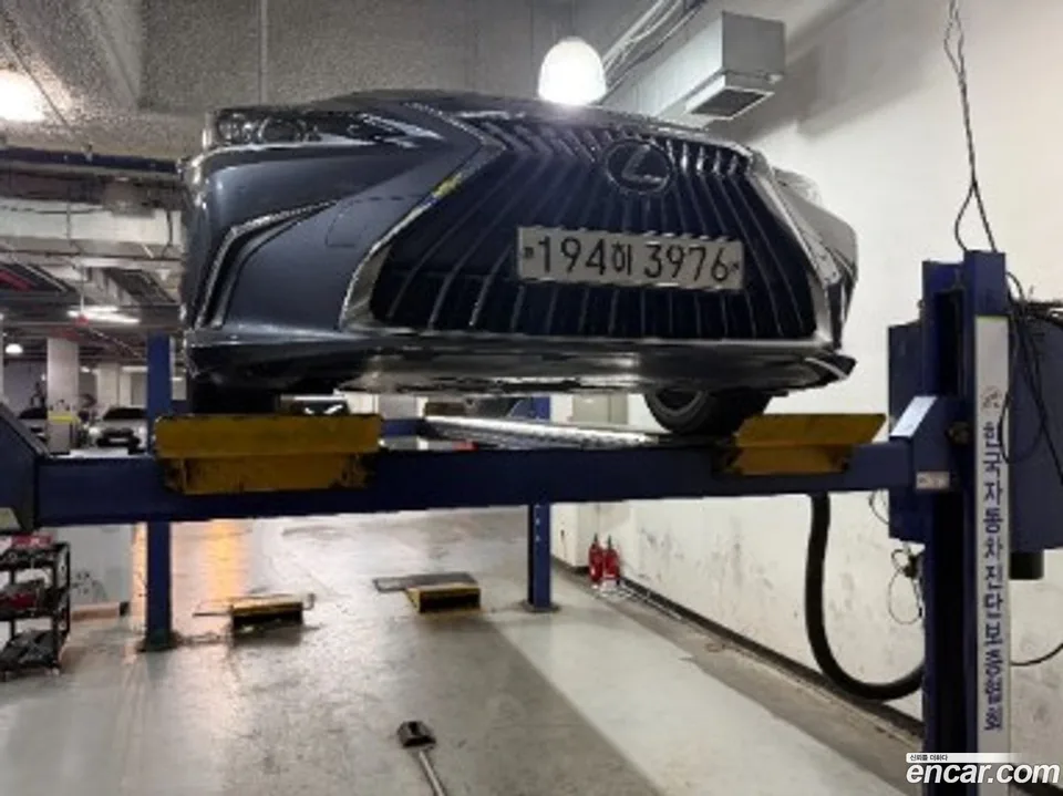 Lexus ES 300h 2023 — photo 1, buy with delivery to Moscow