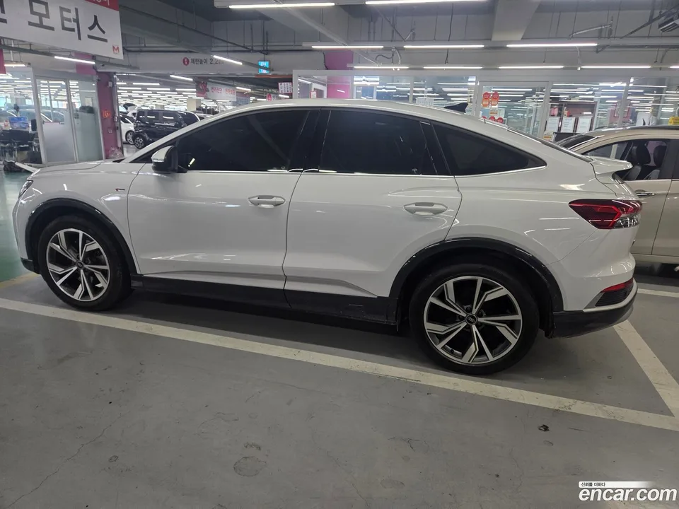 Audi Q4 e-tron 40 2023 — thumbnail 4