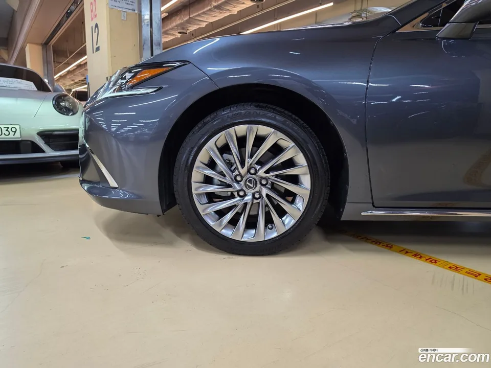 Lexus ES 300h 2025 — thumbnail 5