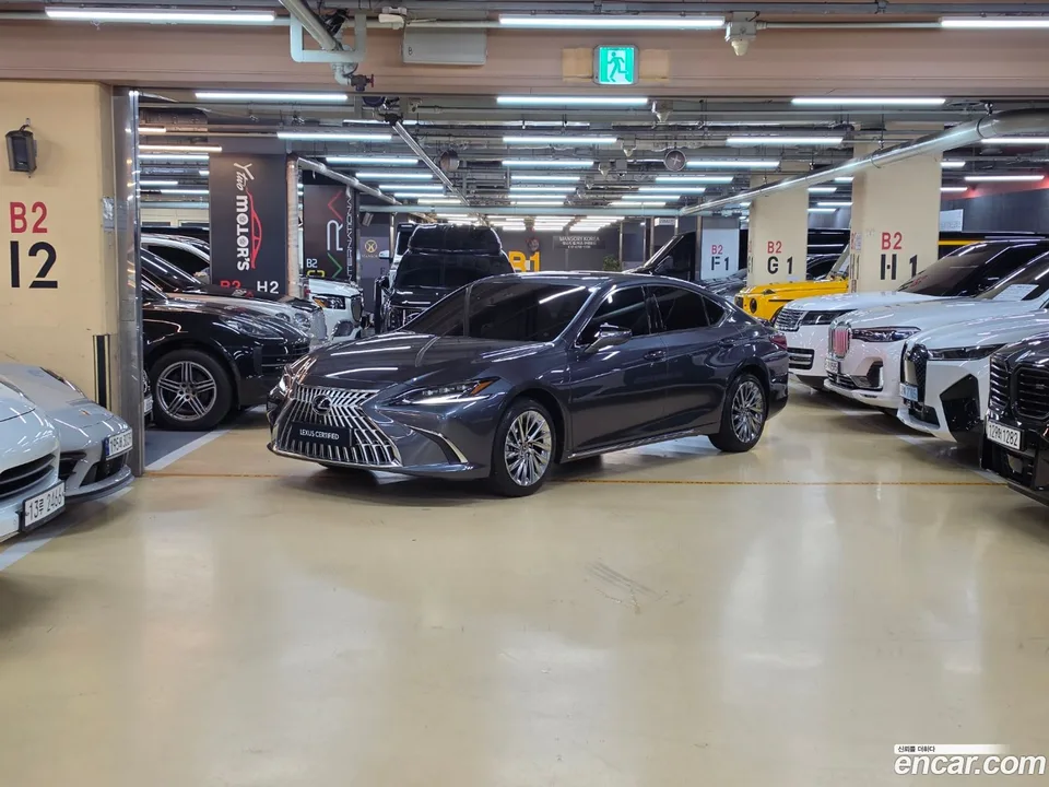Lexus ES 300h 2025 — photo 1, buy with delivery to Moscow