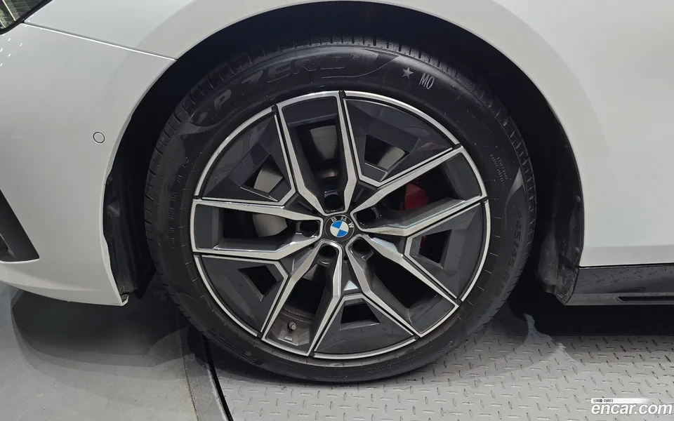 BMW 5 Series 520i 2025 — thumbnail 2