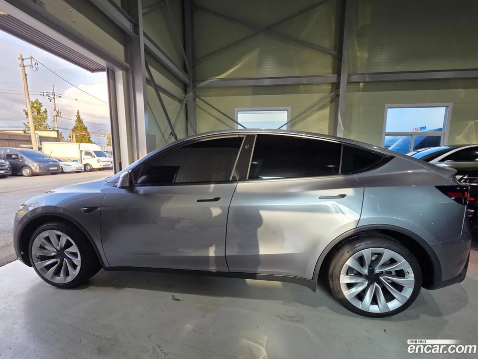 Tesla Model Y AWD 2025 — thumbnail 2
