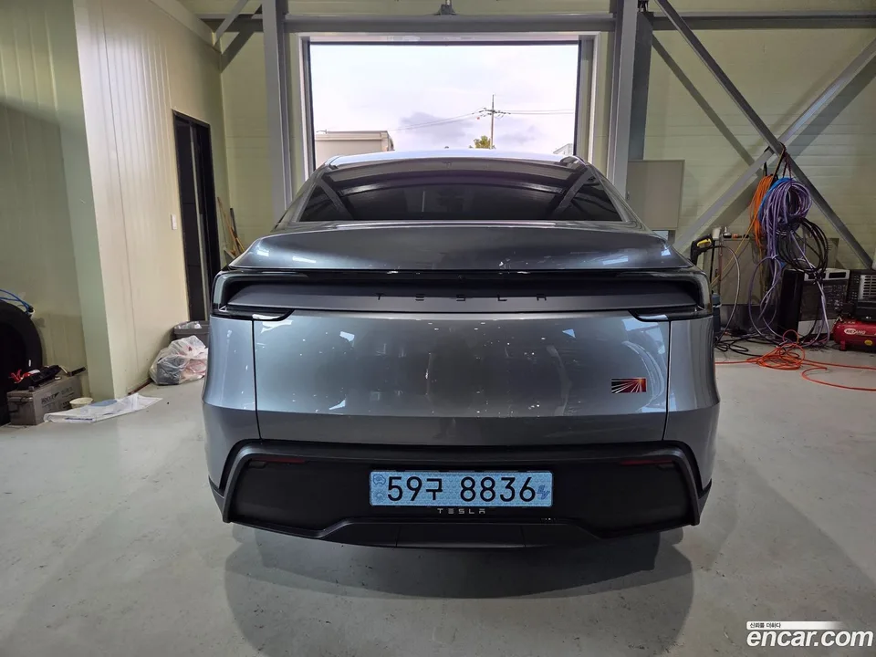 Tesla Model Y AWD 2025 — thumbnail 4