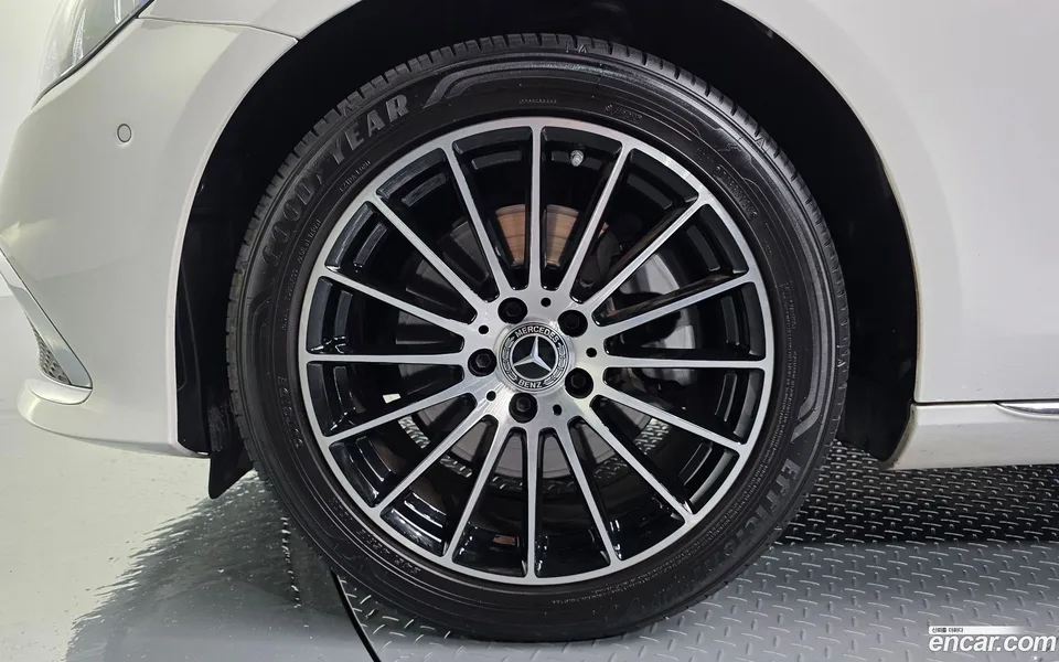 Mercedes-Benz E-Class E250 2022 — thumbnail 2