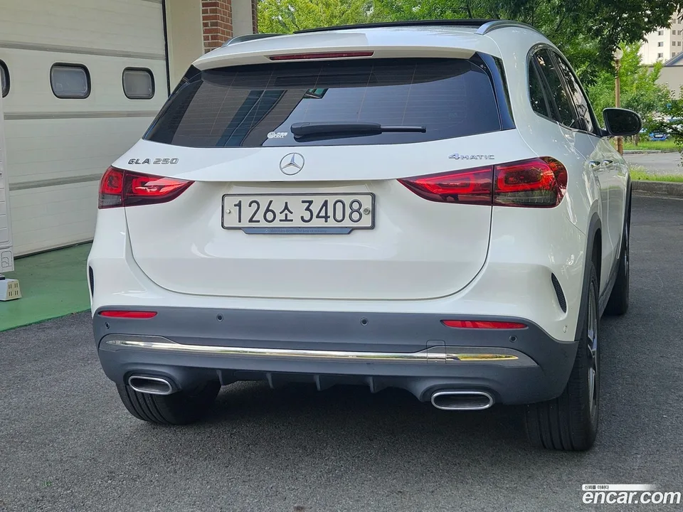 Mercedes-Benz GLA-Class GLA250 4MATIC 2023 — thumbnail 2