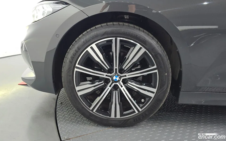 BMW 3 Series 320i 2025 — thumbnail 2