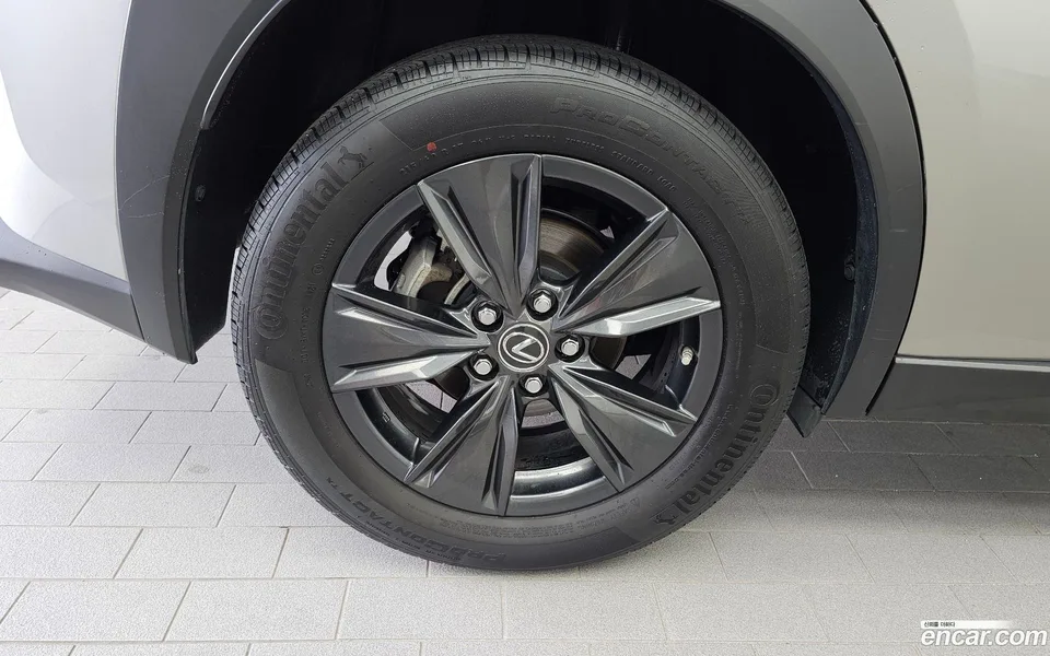 Lexus UX 250h 2.0 2WD 2022 — thumbnail 5