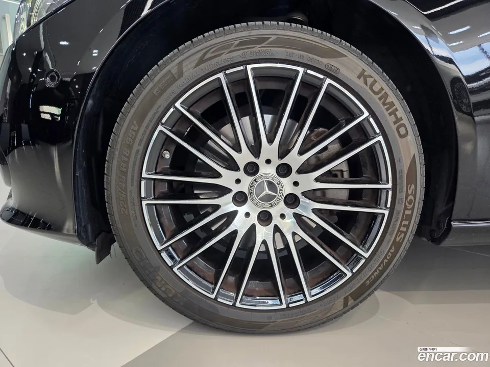 Mercedes-Benz C-Class C200 2024 — thumbnail 2