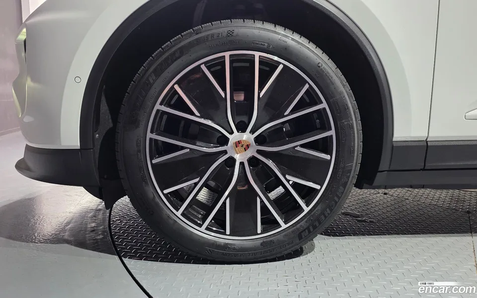 Porsche Macan Electric 4 2025 — thumbnail 2