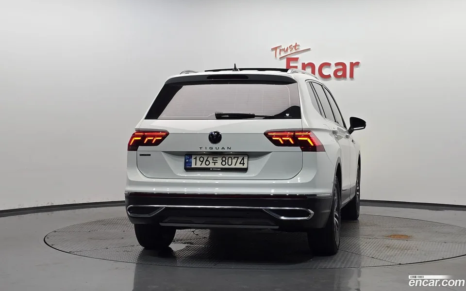 Volkswagen Tiguan Allspace 2.0 TSI 2023 — thumbnail 4