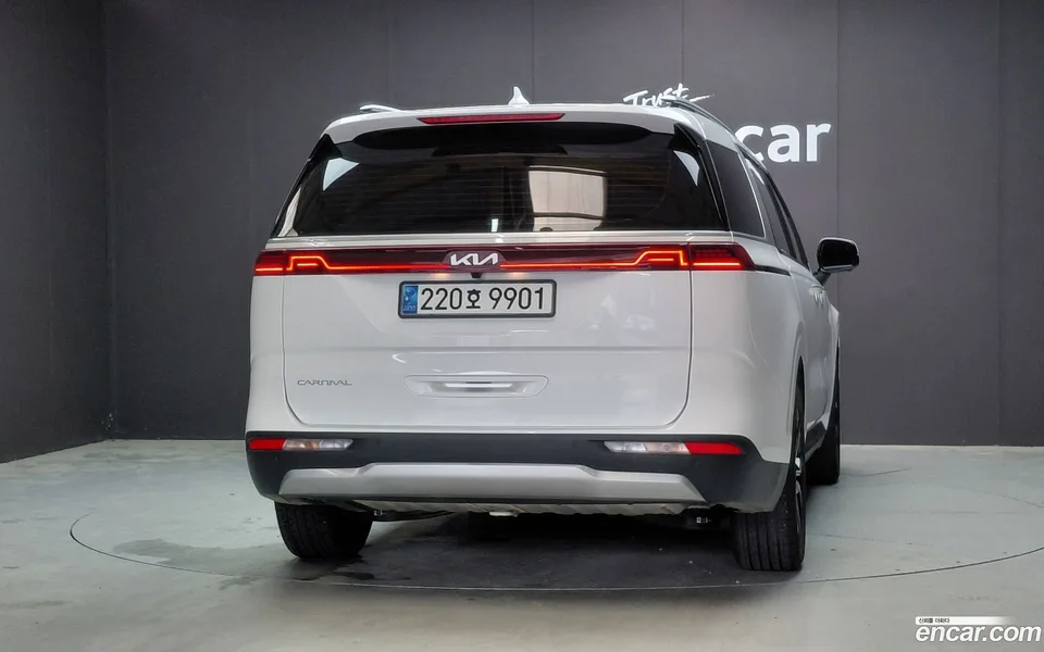 Kia Carnival 9 2023 — thumbnail 4