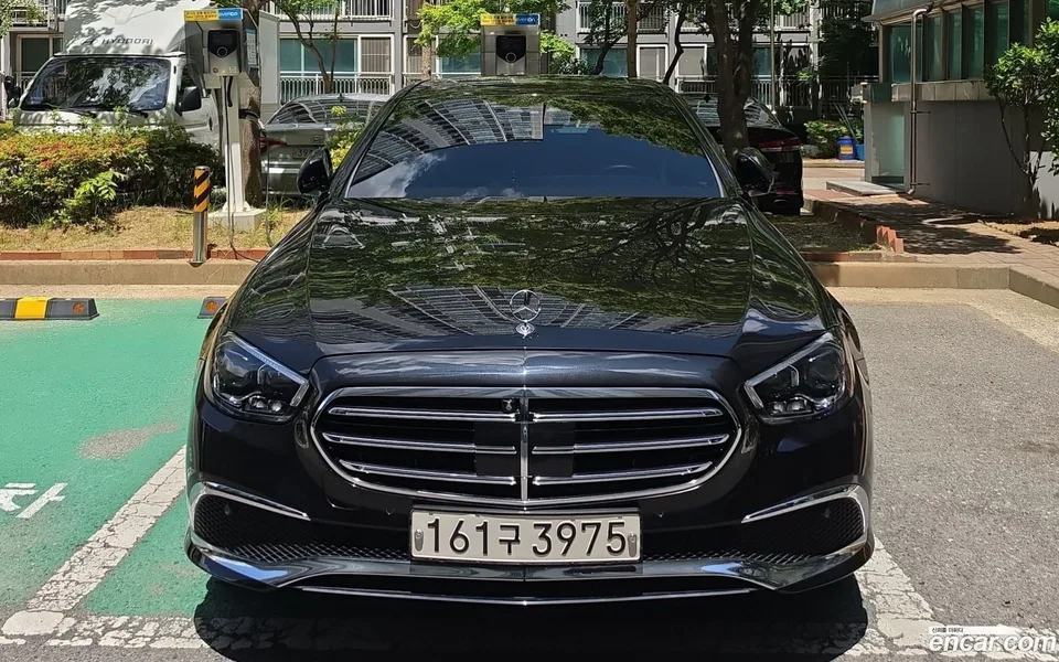 Mercedes-Benz E-Class E300e 4MATIC 2022 — thumbnail 3