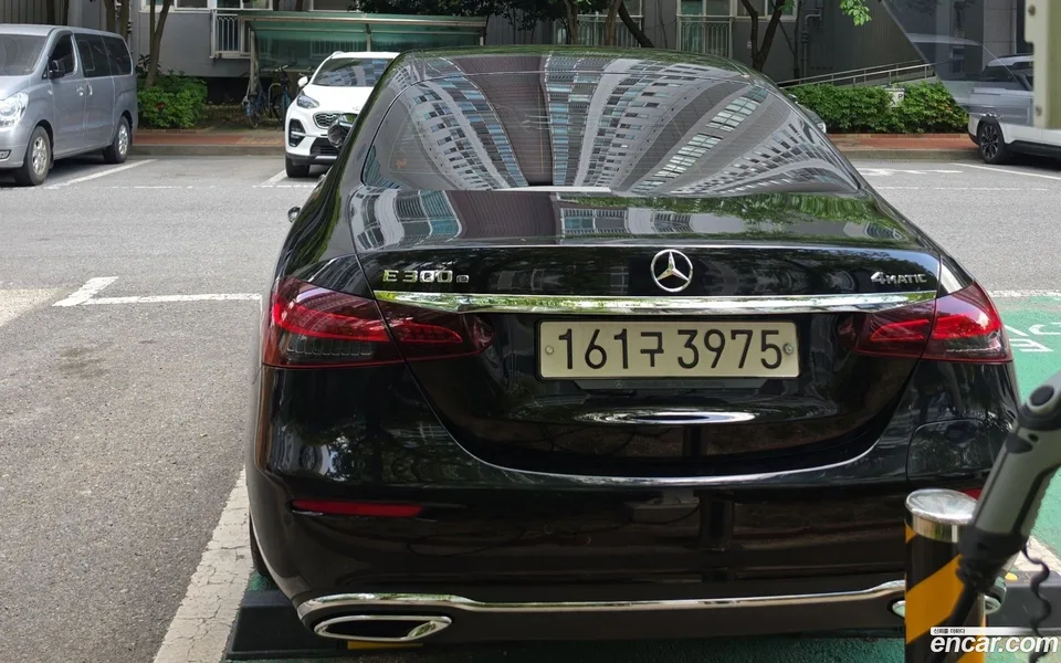 Mercedes-Benz E-Class E300e 4MATIC 2022 — thumbnail 4