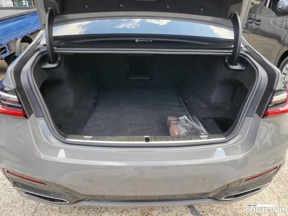BMW 7 Series 740i M 2022 — thumbnail 2