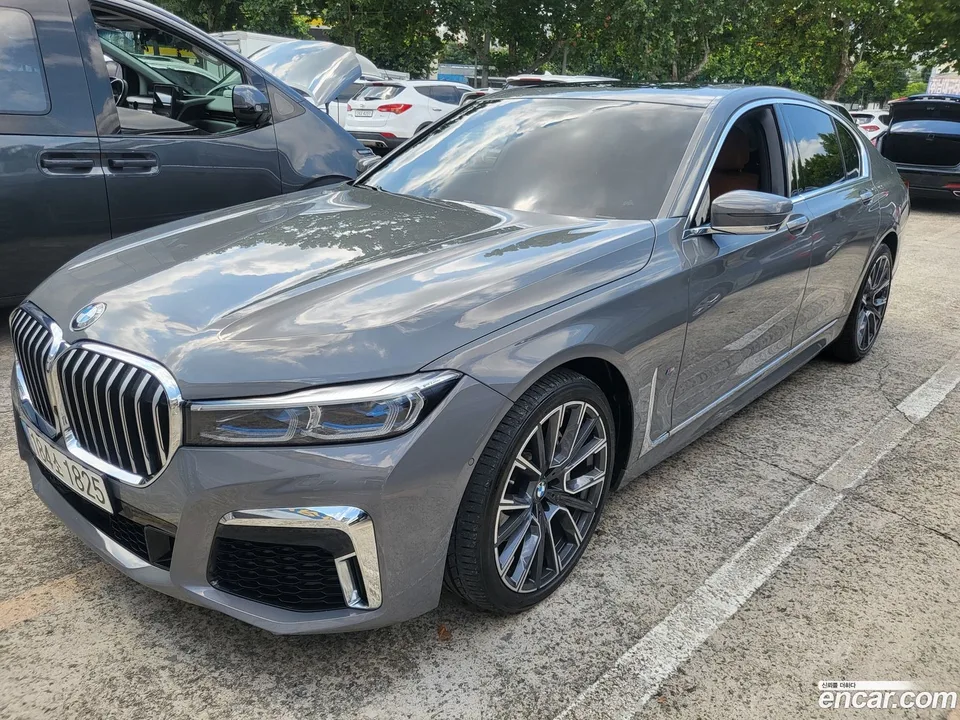 BMW 7 Series 740i M 2022 — photo 1, buy with delivery to Moscow