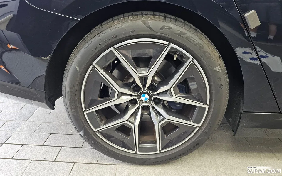 BMW 5 Series 520i M 2024 — thumbnail 5
